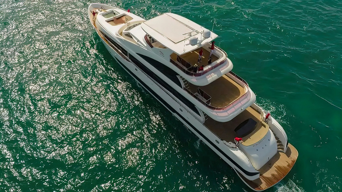 Аренда моторной мега яхты Custom Line 140 A1 в Дубае